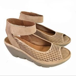 clarks wedges canada